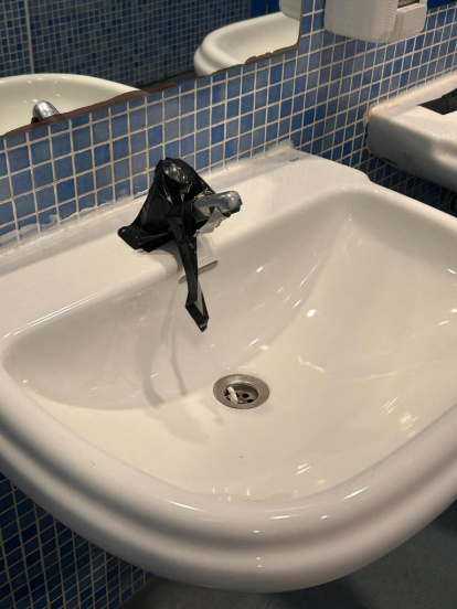 Una aixeta inutilitzada als lavabos.