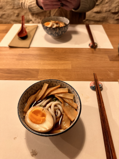Platos, fusión de cocina japonesa y catalana, que pueden degustarse en el hotel de Lladurs, en el corazón del Solsonès.