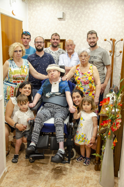 En família. El 2015 va decidir que havia arribat l’hora de tornar a Alfarràs de visita.Des d’aleshores, excepte per la pandèmia, puja regularment per dinar amb la família. - ARXIU FAMLIAR