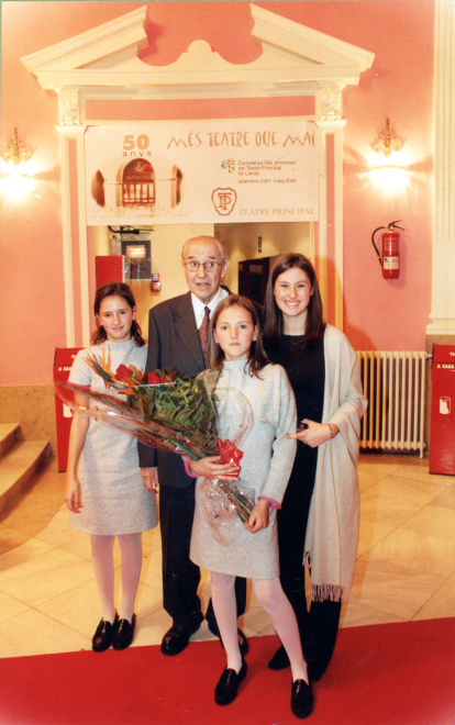 Amb el padrí Jordi. El padrí Jordi Cortada amb la Montse, la Carme i la Paula en el 50 aniversari del Principal l’any 2001