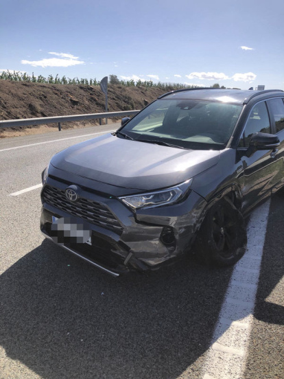 Imatge del cotxe que conduïa la infractora (esq.) i com va quedar el vehicle contra el qual va impactar (d.). - BOMBERS BORGES