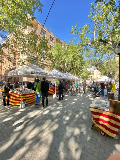 Les Borges Blanques. A la plaça 1 d’Octubre, es va organitzar un escenari que convidava el públic a recitar poesia. El van visitar alumnes d’escoles de la localitat.