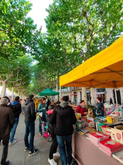 Les Borges Blanques. A la plaça 1 d’Octubre, es va organitzar un escenari que convidava el públic a recitar poesia. El van visitar alumnes d’escoles de la localitat.
