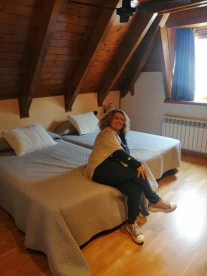 Un detall de l’habitació amb sostre sota teulada