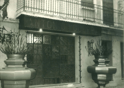 La entrada a su taller de la Avinguda Tarradellas.