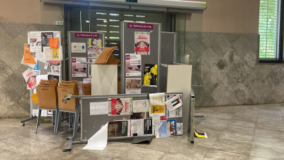 Imatge de la porta principal del Rectorat, bloquejada