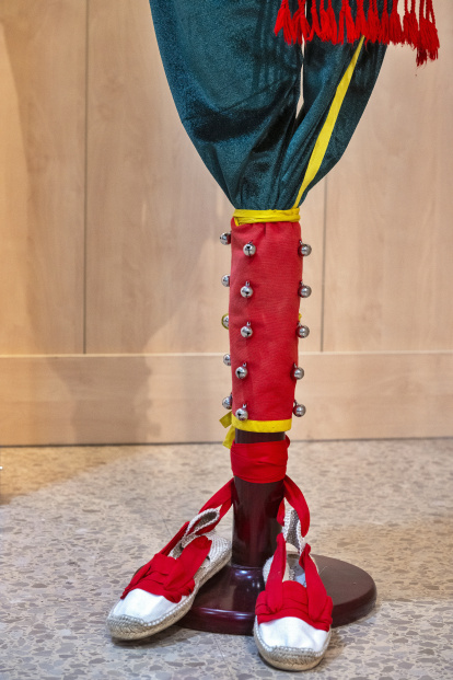 Detalls de la vestimenta. La vestimenta de gala està plena de detalls, i antigament els dansaires portaven barret i corbata.