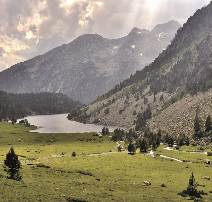 Estany llong. Es troba a la Vall de Boí, situat molt a prop del refugi que li dona nom. Uns metres més amunt es troba l’Ibon de Redón, fins a accedir al pas del Portarró