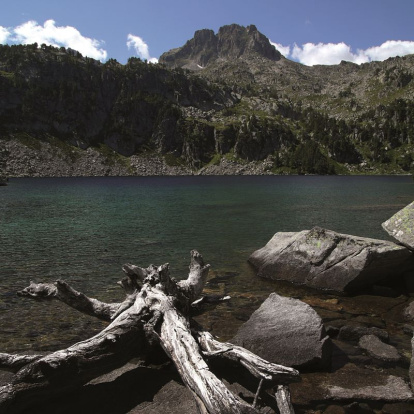 És un dels llacs més impressionants i bonics de tot el Pirineu. S’hi accedeixa partir del port de la Bonaigua i és una excursió fàcil.