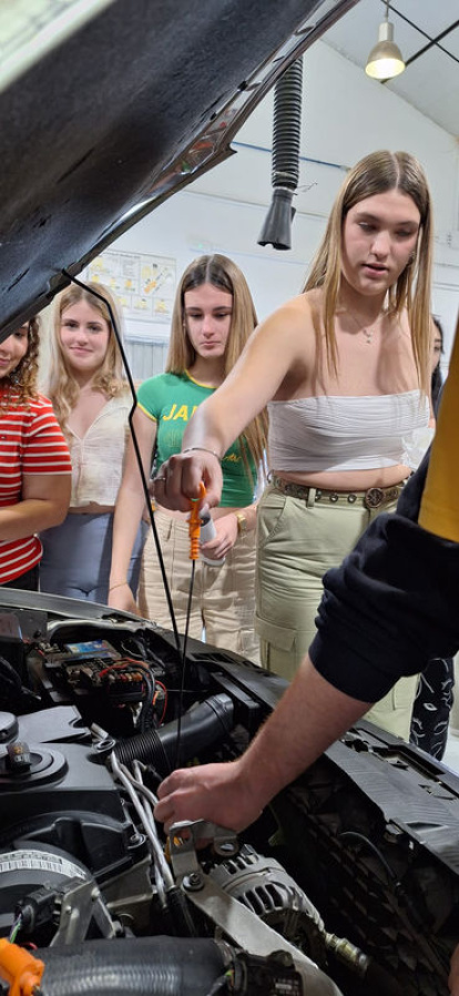 Estudiants d’Automoció, aprenent a cuidar-se les mans. - INSTITUTS TORRE VICENS I CAPARRELLA