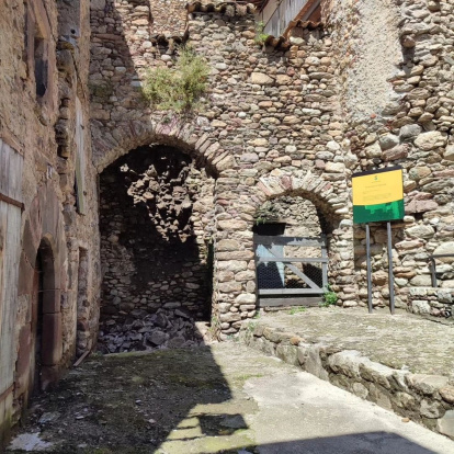 Danys a la muralla de Vilaller, catalogada com a BCIN.