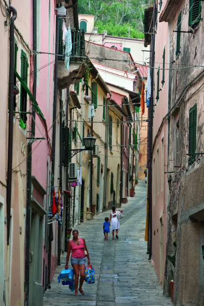 Calma. Escena de vida quotidiana als carrers de Rio nell’Elba, a l’est de l’illa d’Elba