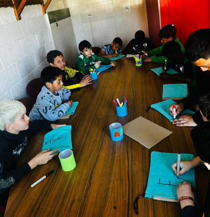 El club cuenta con un aula para que los niños hagan sus deberes.