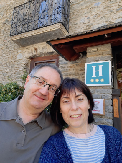 La Concepció i el seu marit, el Carles, a les portes de l’Hotel Poldo.