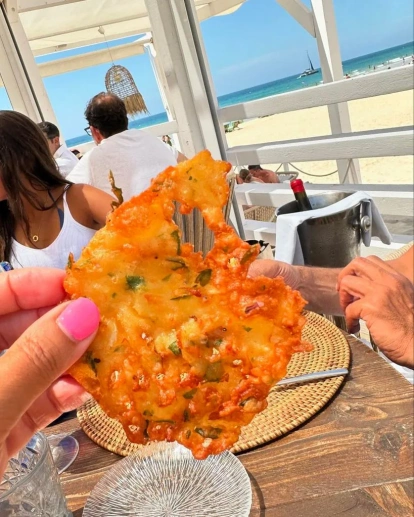 Tortillita de camarones, plato típico de Cádiz.