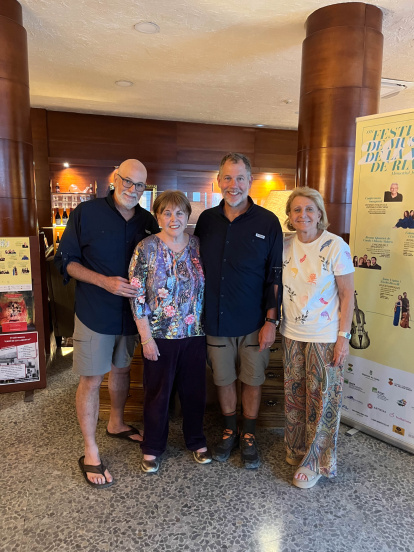 Arribats al pallars sobirà. L’Evelyn, amb dos dels seus fills i la seua germana, a l’hotel Pessets de Sort.