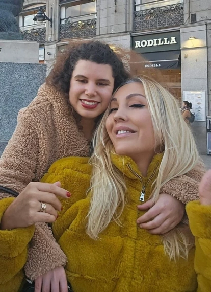 Carla Vigo al costat de|juntament amb la seua amiga Christina Rapado.