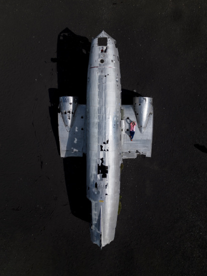3r premio · Maria Corredera (Ivars d'Urgell). Perspectiva aerea de un avión que cayó en Solheimasandur, Islandia, a vista de dron.