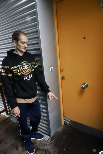 Danys a la porta del pis del Gabriel per les humitats. - MAGDALENA ALTISENT