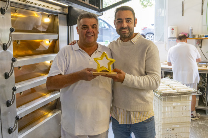 Roger Canela i Jordi Martí, responsables de Papanbread i Antic Forn J. Martí, respectivament, amb una distinció d’excel·lència de les plataformes Panàtics i Pa de Qualitat.