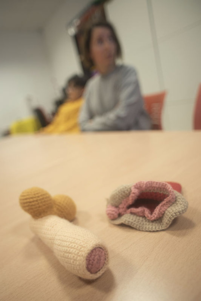 Conèixer el cos. Als tallers de sexoafectivitat es treballa el propi cos per saber-ne identificar les parts més íntimes amb xerrades, vídeos i també models com els de la fotografia.
