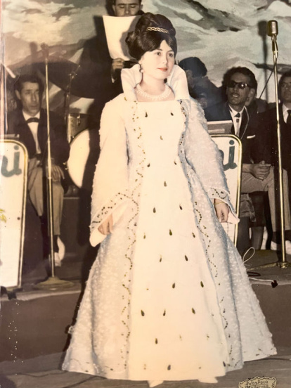 Elisa Llanes va desfilar amb el vestit guanyador de la primera edició del concurs el 1964. Dolors París va obtenir el primer premi el 1967. - MUSEU VESTITS DE PAPER