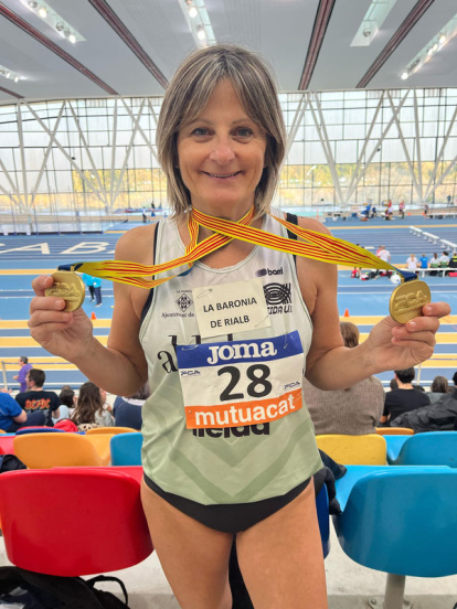 Feliça Satorres posa amb els dos ors aconseguits al Català