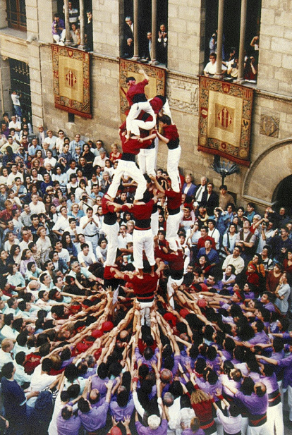 Un dels primers castells de la colla a la plaça Paeria de Lleida.