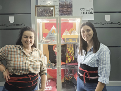 Presidenta i novella. La Mònica Aguilera (esquerra) és la primera dona que presideix l’entitat. L’Eder (dreta) és una de les castelleres de la colla més novelles