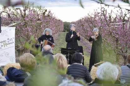 Estil. El grup canta a veus, acompanyades sovint d’instruments tradicionals com els panderos quadrats i rodons, la pandereta, castanyoles, el violí o l’acordió diatònic.