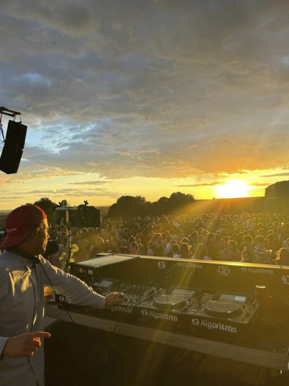 La posta de sol. És un dels grans atractius de les sessions de vespreig que se celebren a l’aire lliure.
