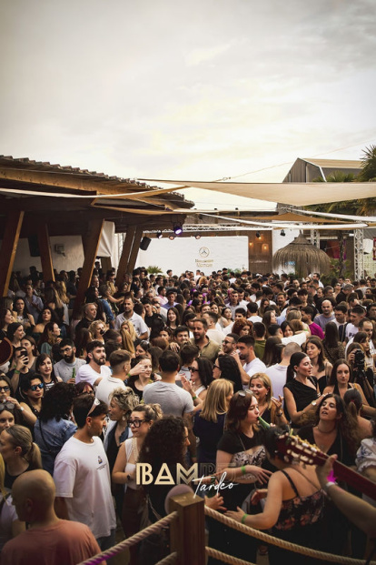 El vespreig triomfa entre la població entorn dels 40 anys, tot i que també és un reclam per als joves, alguns dels quals continuen la festa durant la nit i la matinada.