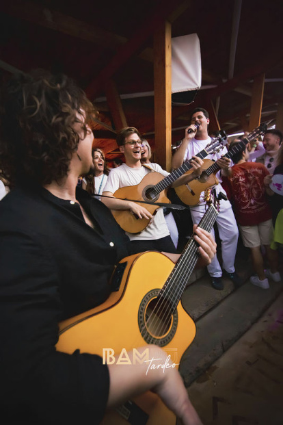 Propostes singulars. Els grups de rumba i versions han demostrat que són una molt bona opció per animar el públic de les sessions de vespreig.