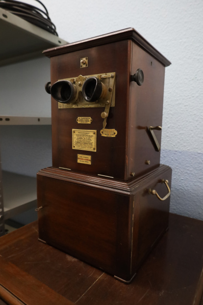 Material fotogràfic. El fons inclou també un visor estereoscòpic, una ampliadora, un visor estereoscòpic individual, safates i carros per a les plaques o un projector de pel·lícula.