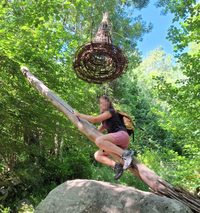 En el camino encontraréis escobas de brujas.