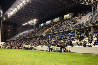 Imatge panoràmica de l’atapeïda grada de tribuna.