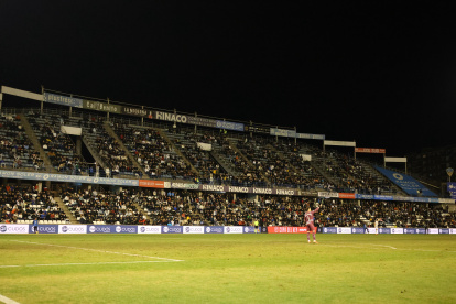 Imatge panoràmica de l’atapeïda grada de lateral.