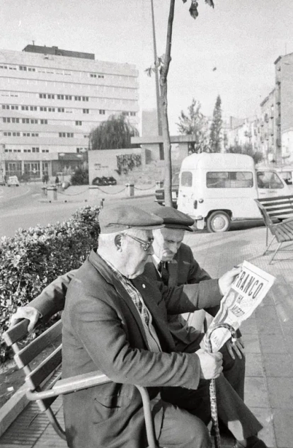Franco ha mort. Des que es va imprimir el mític titular ha sortit el sol 18.259 vegades. - FONS GÓMEZ VIDAL/ARXIU FOTOGRÀFIC IEI