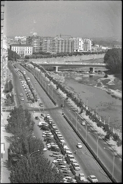 Evolució. L’avinguda de Madrid el 1975, vint anys abans de canalitzar el Segre. - FONS GÓMEZ VIDAL/ARXIU FOTOGRÀFIC IEI
