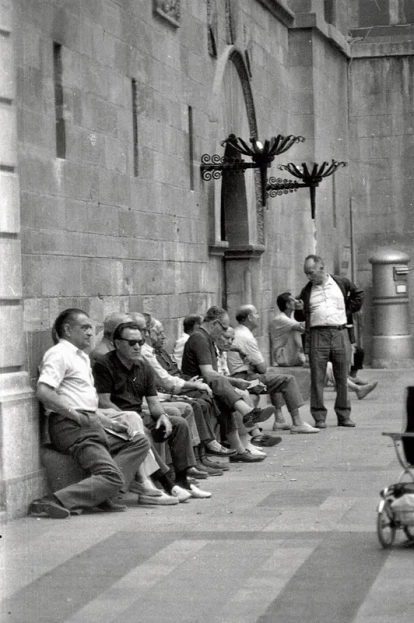 Costums. Les tertúlies del ‘banc del sinofós’ eren habituals als anys 70. - FONS GÓMEZ VIDAL/ARXIU FOTOGRÀFIC IEI