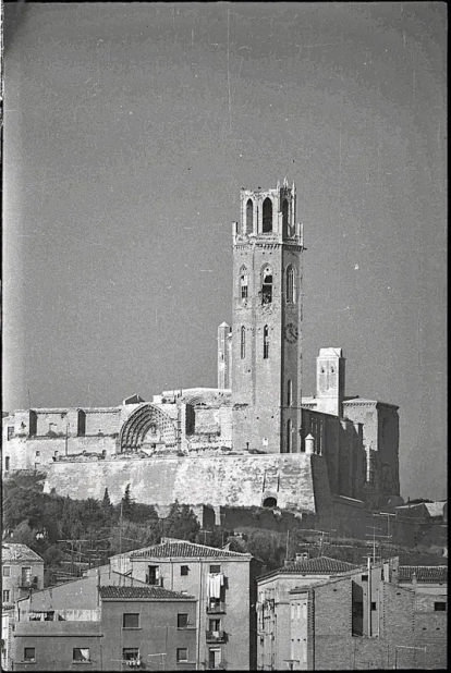 Conservació. Aquest era l’estat del campanar de la Seu Vella fa 50 anys. - FONS GÓMEZ VIDAL/ARXIU FOTOGRÀFIC IEI