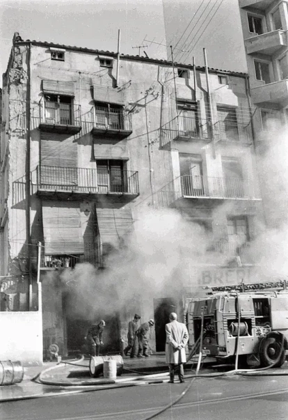 Violència. La llibreria L’Àncora va patir dos atacs incendiaris ultres als anys 70. - FONS GÓMEZ VIDAL/ARXIU FOTOGRÀFIC IEI