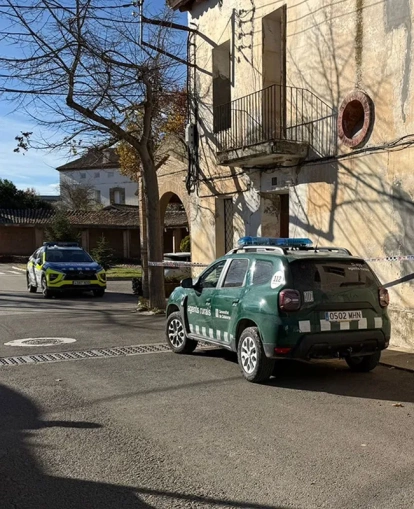 L’edifici precintat i l’estat en el qual es troba la primera planta, plena d’excrements de colom. - AJUNTAMENT DE RAIMAT