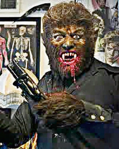 Els tres cartells de les pel·lícules que Paul Naschy va rodar a Lleida: ‘El jorobado de la Morgue’, ‘La maldición de la bestia’ i ‘Científicament perfectes’. - SEGRE