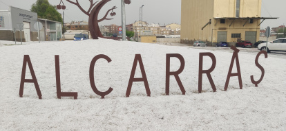 9 d’abril. Sembla neu però és granís. Una virulenta tempesta de pedra va danyar 40.000 hectàrees de cultius a les comarques de Lleida, afectant sobretot el Segrià i la Franja.
