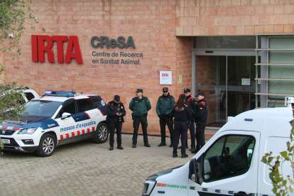 18 de desembre. Escorcoll policial al laboratori de l’IRTA-CReSA a Bellaterra per determinar l’origen del brot de pesta porcina africana.