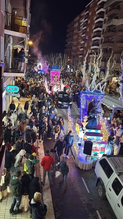 El Pont de Suert. Els veïns del Pont de Suert van rebre Melcior, Gaspar i Baltasar a la plaça Major, on va baixar l’estrella de Nadal. Després d’un recorregut pels seus carrers, van entregar regals als petits a la plaça del Pirineus. - AJUNTAMENT DEL PONT DE SUERT