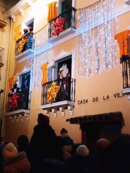 Balaguer. Melcior, Gaspar i Baltasar van arribar a la capital de la Noguera amb el tren de la Pobla. Ja sobre les carrosses, van recórrer els principals carrers de Balaguer i van ser rebuts per les famílies a la plaça Mercadal i van recollir algunes cartes d’última hora dels petits. - CR CERVERÓN