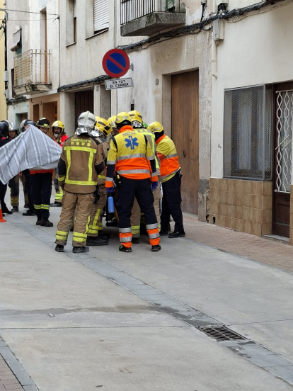 Moment de l'evacuació de l'últim afectat per l'ensorrament de la casa de Vilanova de Bellpuig.