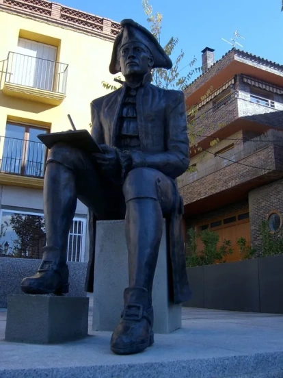Estàtua dedicada a l’arquitecte Josep Mas Dordal a la vila. - ARXIU GRÀFIC MUNICIPAL AJ. D’ALMACELLES